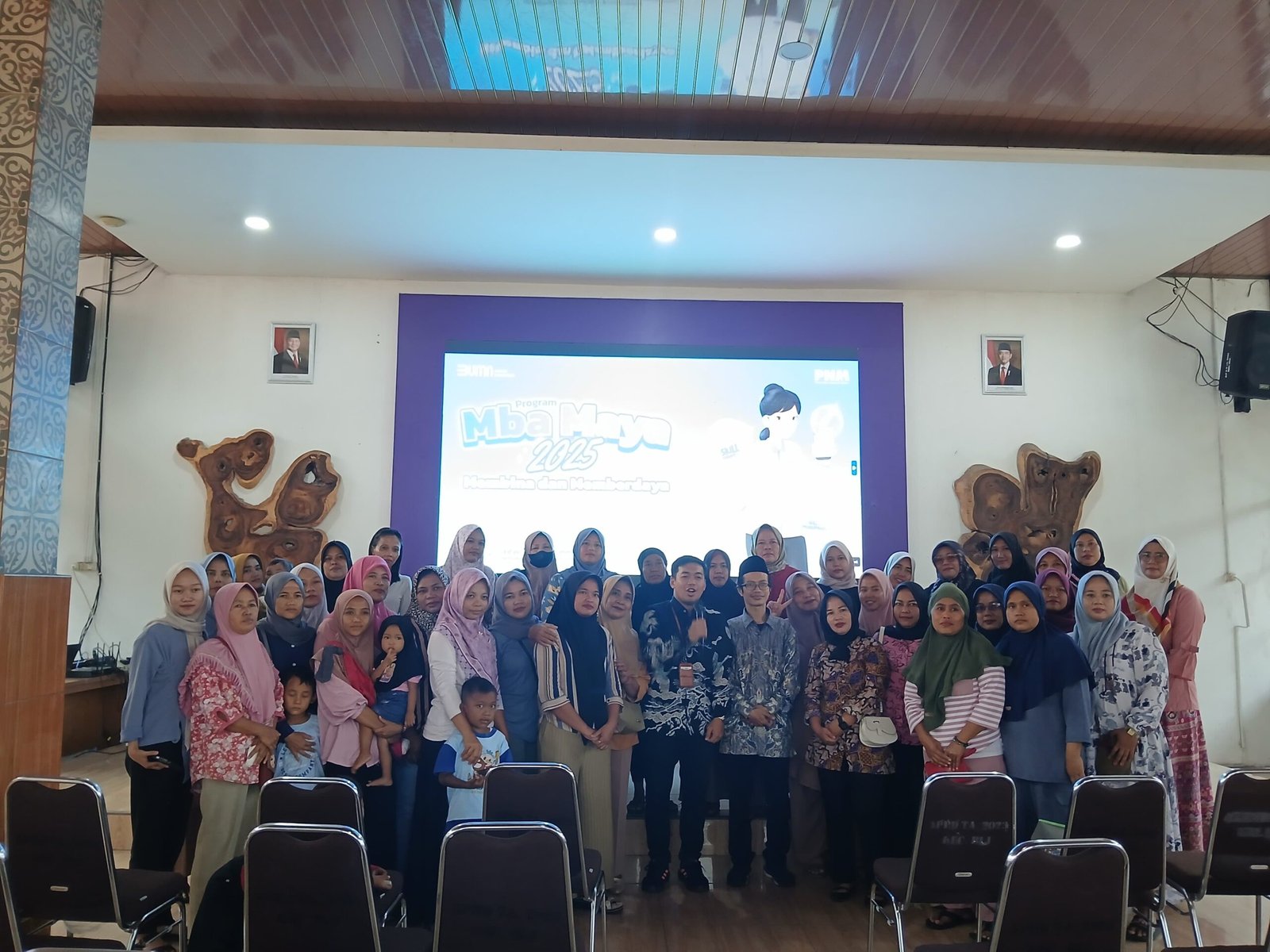 Seminar bertujuan untuk meningkatkan kapasitas kepemimpinan dalam menjalankan usaha mikro sekaligus memberikan pemahaman mendalam mengenai prinsip-prinsip syariah dalam praktik ekonomi sehari-hari.